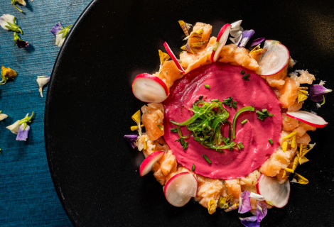 Tartar de salmón, ponzu de kimchi, perlas de wasabi, humus de remolacha & wakame